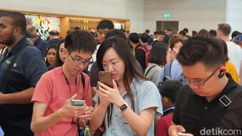 Apple pun memajang ponsel barunya dan bisa dijajal langsung oleh pengunjung. Foto: Adi Fida Rahman/detikINET
