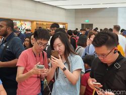 Ratusan Orang Serbu Apple Orchard Jajal iPhone 11