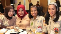Setelah makan bersama dengan ibu-ibu yang lain, Shobibah tak lupa untuk mengabadikan momen dengan berpose bersama. Foto: Instagram @obib_nahrawi