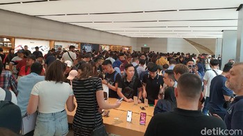 Selain itu mereka penasaran dengan warna Midnight Green di iPhone terbaru. Foto: Adi Fida Rahman/detikINET