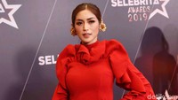 Jessica Iskandar tampil dengan gaun merah saat ditemui di Gedung TransTV, Jalan Kapten P Tendean, Jakarta Selatan, Kamis (19/9/2019). Foto: Noel/detikHOT