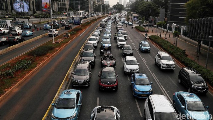 Pemprov DKI Jakarta menggelar konvoi mobil listrik dari Gelora Bung Karno ke Monas, Jumat (20/9/2019). Konvoi dipimpin oleh GUbernur DKI Jakarta Anies Baswedan.