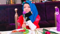 Fatimah sangat luwes berpose di depan kamera. Termasuk ketika pose makan dalam rangkaian syuting. Foto: Instagram fatimahhalilintar