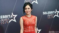 Pedangdut berusia 29 tahun itu tampil seksi menawan dengan dress merah menyapu lantai. Pool/Noel/detikFoto.