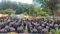 Apel petugas kepolisian di depan gedung KPK