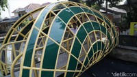 Asmarudin, Ketua RT setempat, mengatakan awalnya hanya mengusulkan perbaikan jembatan penyebrangan yang sebelumnya rusak.