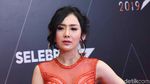 Wow, Ucie Sucita Tampil Seksi dengan Dress Menerawang