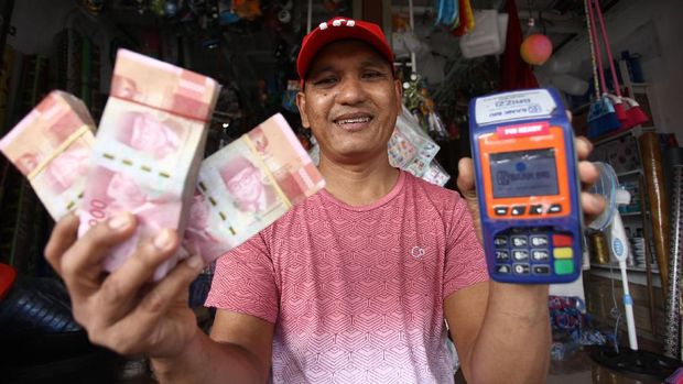 Taufik, warga Desa Malasin yang jadi Agen BRILink.