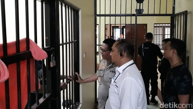 Kabid Humas Polda Metro Jaya Kombes Argo Yuwono mendatangi sel tersangka pengibar bintang kejora di Mako Brimob