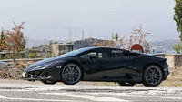 Lamborghini mulai menguji Huracan Evo terbaru di jalanan. Spesifikasinya memang belum jelas namun mobil ini sudah mulai menunjukkan tajinya untuk bisa bersaing di segmen mobil sport. Foto: Pool (Motor1)