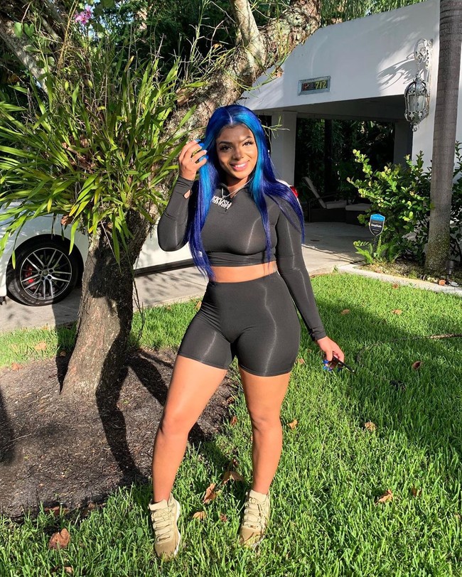 Mikayla bahkan menerima permintaan aneh dari penggemar, ada yang menawarkannya uang untuk foto. Terlepas dari penampilanya yang unik, wanita asal Florida, AS ini meluncurkan aplikasi sendiri, KKVSH yang menampilkan produk-produk terbarunya termasuk kemaja, pengisi daya. Foto: Instagram