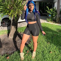 Mikayla bahkan menerima permintaan aneh dari penggemar, ada yang menawarkannya uang untuk foto. Terlepas dari penampilanya yang unik, wanita asal Florida, AS ini meluncurkan aplikasi sendiri, KKVSH yang menampilkan produk-produk terbarunya termasuk kemaja, pengisi daya. Foto: Instagram