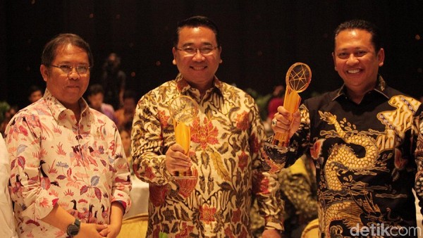 Mendes dan Ketua DPR Raih Indonesia Digital Initiative Award 2019