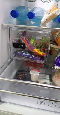 Pria Ini Pasang Brankas di Kulkas Agar Makanannya Tak Dicuri Tunangannya