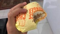  Mau kenyang tapi nggak gini juga kali. Masa kertasnya ikut dimakan sih, kan bahaya. Foto: istimewa