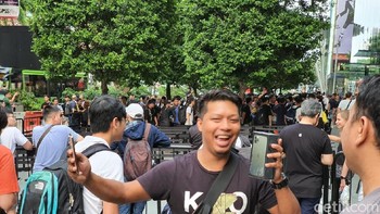 Beragam ekspresi ditunjukkan. Yang pasti, wajah-wajah para pengantre ini semringah setelah berhasil mendapatkan iPhone 11 di tangan. Foto: Adi Fida Rahman/detikINET