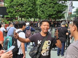 Bertahan Semalaman, Fanboy Apple Akhirnya Gaet iPhone 11 Idaman