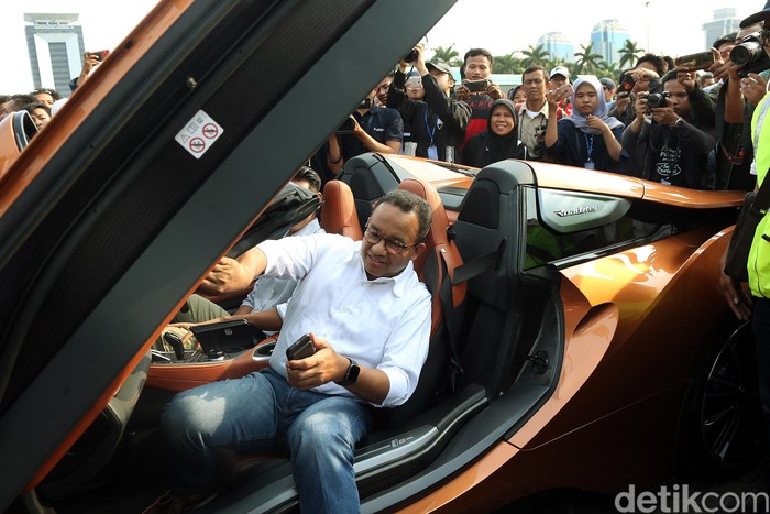Gubernur DKI Jakarta Anies Baswedan memimpin konvoi mobil listrik dari GBK ke Monas, Jakarta, Jumat (20/9/2019). Anies konvoi menggunakan mobil listrik BMW i8.