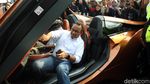 Momen Anies Tiba di Monas Nebeng Mobil Listrik