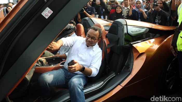 Gubernur DKI Jakarta Anies Baswedan memimpin konvoi mobil listrik dari GBK ke Monas, Jakarta, Jumat (20/9/2019). Anies konvoi menggunakan mobil listrik BMW i8.