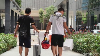 Banyak yang datang dari tempat jauh, sehingga mereka sampai membawa koper berisi berbagai perlengkapan untuk menginap di depan Apple Orchard. Foto: Adi Fida Rahman/detikINET