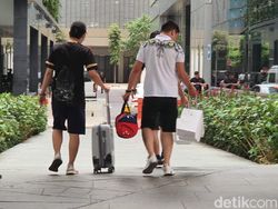 Bertahan Semalaman, Fanboy Apple Akhirnya Gaet iPhone 11 Idaman