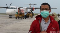 Pesawat mendarat di Bandara Ranai saat kabut asap menyelimuti kawasan tersebut.