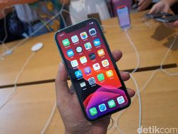Ratusan Orang Serbu Apple Orchard Jajal iPhone 11