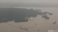 Kabut asap membuat langit seperti mendung.