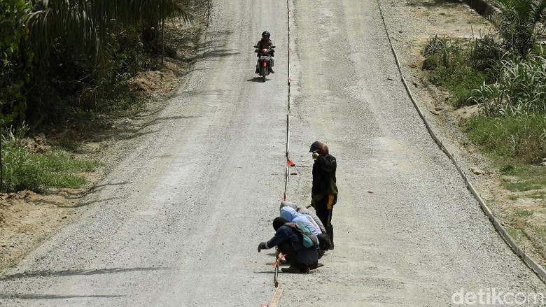 Perbaikan Jalan di Penajam, Tunjang Calon Ibu Kota Baru Foto: Dikhy Sasra Perbaikan Jalan di Penajam, Tunjang Calon Ibu Kota Baru Foto: Dikhy Sasra