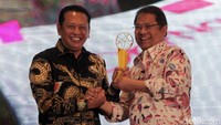 Ketua DPR Bambang Soesatyo menerima penghargaan katagori aplikasi terbaik.