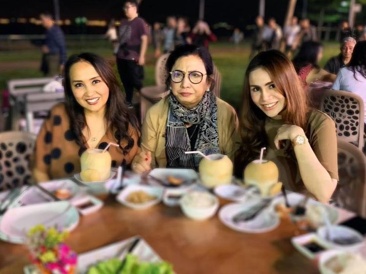 Cantik dan Awet Muda, Begini Momen Seru Kulineran Ibu Mertua Momo Geisha