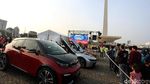 Mobil Super Listrik Jadi Ajang Selfie Pengunjung Monas