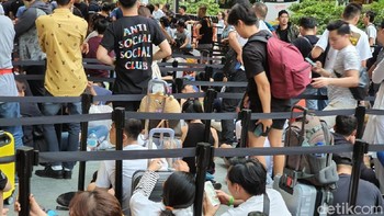 Sudah menjadi pemandangan umum, di setiap penjualan perdana iPhone terbaru, akan selalu ada para Fanboy Apple yang mengantre sejak beberapa hari sebelumnya. Foto: Adi Fida Rahman/detikINET