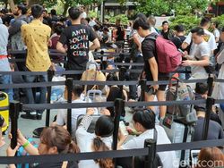 Bertahan Semalaman, Fanboy Apple Akhirnya Gaet iPhone 11 Idaman