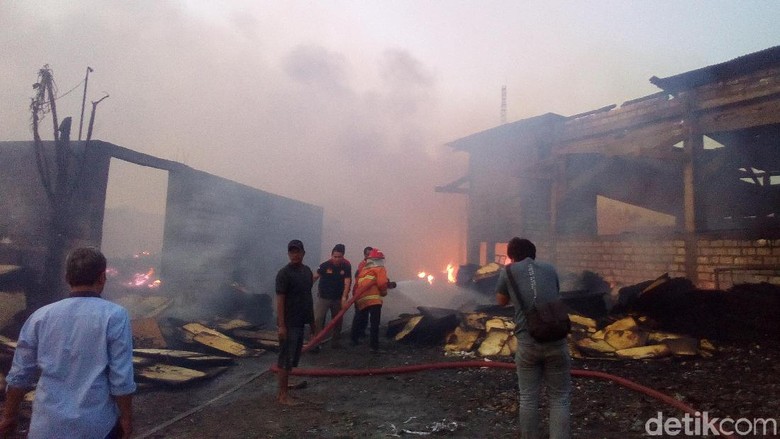Gudang Limbah Kertas di Kudus Terbakar Gudang Limbah Kertas di Kudus Terbakar