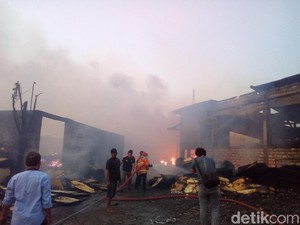 Gudang Limbah Kertas di Kudus Terbakar