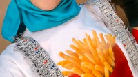 Remaja 16 tahun ini sering banget memamerkan gaya-gaya ceria dan seru. Termasuk ketika pura-pura jadi pegawai McD dengan memakai kaos gambar kentang goreng jumbo. Foto: Instagram fatimahhalilintar