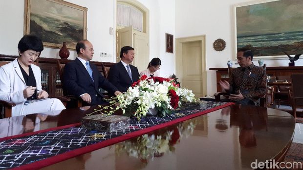 Presiden Joko Widodo (Jokowi) menerima perwakilan China / 