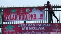 Selain itu, massa membawa spanduk yang bertuliskan menolak RUU Penghapusan Kekerasan Seksual (PKS).
