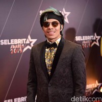 Menyusul langkah Rachel Vennya, influencer yang dikenal sebagai youtuber Atta Halilintar juga melakukan penggalangan dana melalui platform Kitabisa. Atta menghimpun donasi untuk dua pihak yang menurutnya sangat terdampak dari penyebaran virus Corona. Pertama untuk membeli alat pelindung diri bagi tenaga kesehatan dan kedua membelikan sembako serta kebutuhan sehari-hari bagi masyarakat kecil. Sejauh ini penggalangan dana yang dilakukan Atta sudah berhasil mengumpulkan Rp 119 juta. Foto: Noel/detikHOT