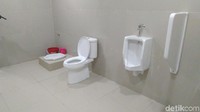 Semoga toilet tanpa sekat ini secepatnya diperbaiki ya (Dadang Hermansyah/detikcom)