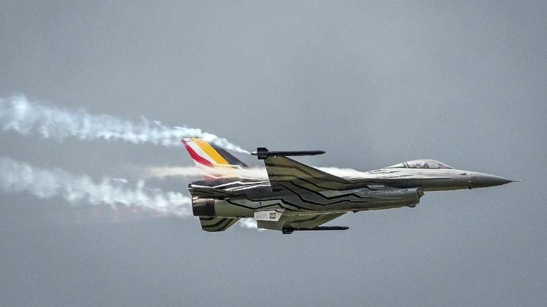 Jet Tempur F-16 Jatuh di Prancis, Pilot Nyangkut di Kabel Listrik Jet Tempur F-16 Jatuh di Prancis, Pilot Nyangkut di Kabel Listrik