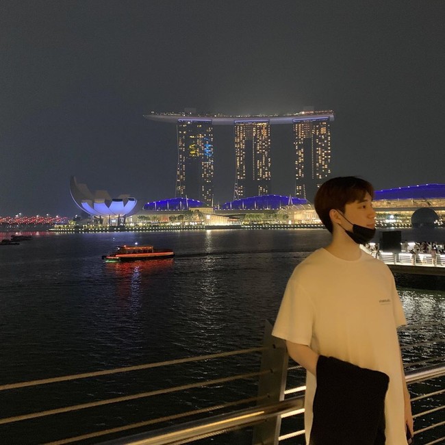 Di Instagramnya, Choi Woojin menggunakan id @___jtonic. Inilah foto terakhirnya di Instagram saat tengah berada di Singapura.  Foto: dok. Instagram @___jtonic