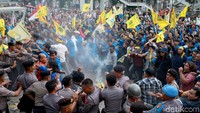 Dengan jaket biru dan atribut bendera PMII, mereka mendesak agar pimpinan KPK era Agus Rahardjo mundur dari jabatannya.