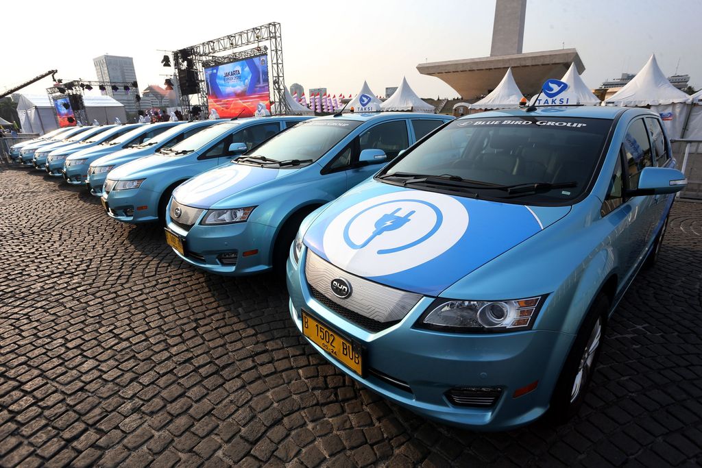 Gubernur DKI Jakarta Anies Baswedan berbincang dengan Co Founder Formula E Alberto Longo di samping mobil listrik E-Bluebird.