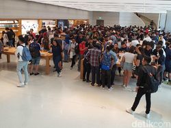 Ratusan Orang Serbu Apple Orchard Jajal iPhone 11