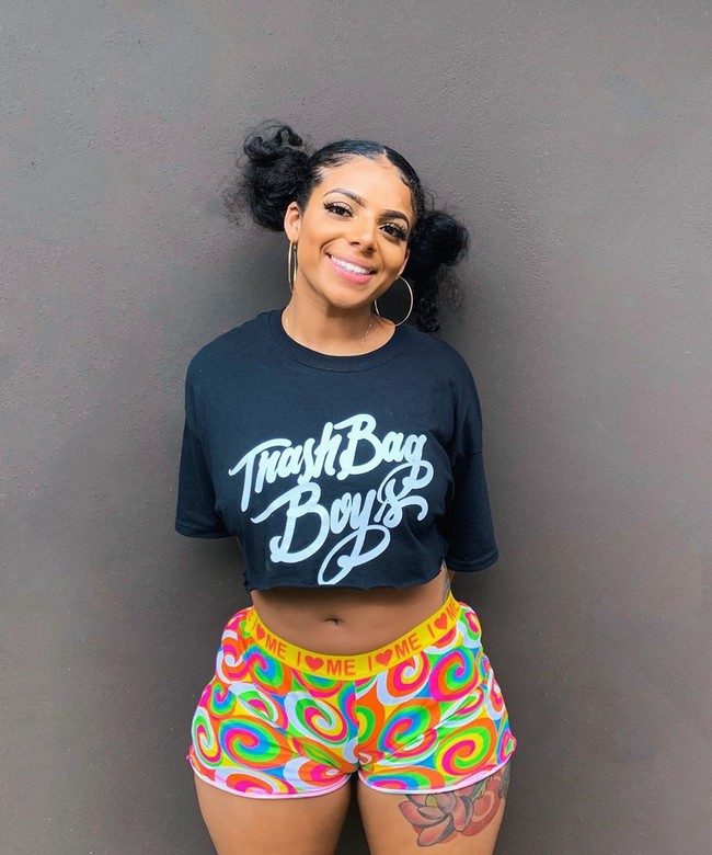 Saya menyadari pada usia muda, saya pikir kelas 6. Saya pikir saya berbeda, ungkap Mikayla yang berbicara tentang bentuk lidahnya seperti dilansir Daily Star. Foto: Instagram