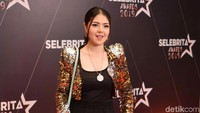 Tina Toon tampil cantik menawan dengan outer sequin, blus dan celana hitam panjang. Pool/Noel/detikFoto.
