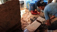 Untuk alat cetak, pekerja menggunakan mesin khusus pemotong berbahan bakar solar.